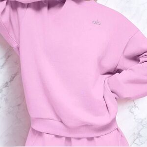 ALO Yoga Women's Light Purple Sweatshirt